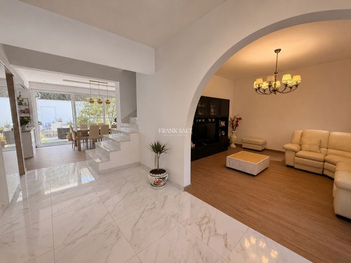 Image No.2-3 Bed Property for sale