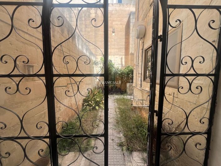 Image No.10-3 Bed Property for sale