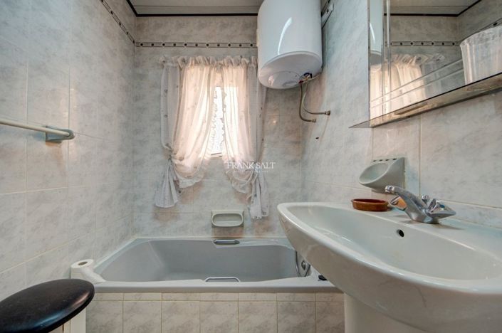 Image No.19-3 Bed Property for sale