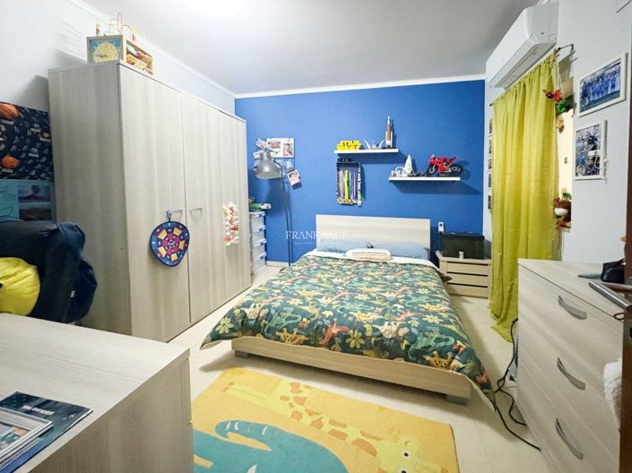 Image No.12-3 Bed Property for sale