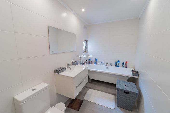 Image No.17-4 Bed Property for sale
