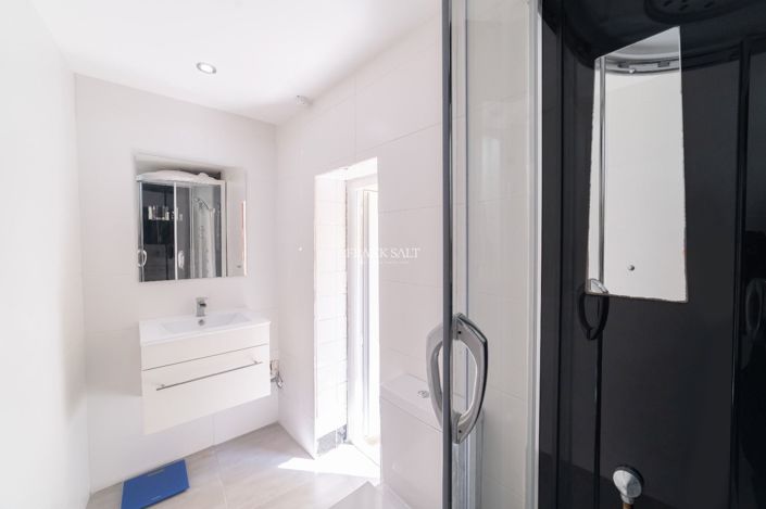 Image No.9-4 Bed Property for sale