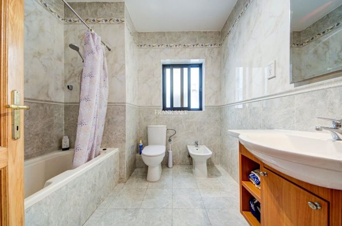 Image No.19-3 Bed Property for sale