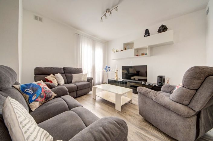 Image No.18-5 Bed Property for sale