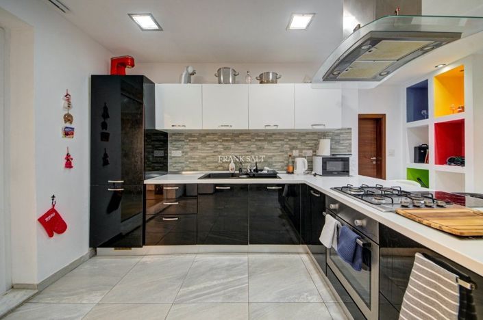 Image No.31-5 Bed Property for sale