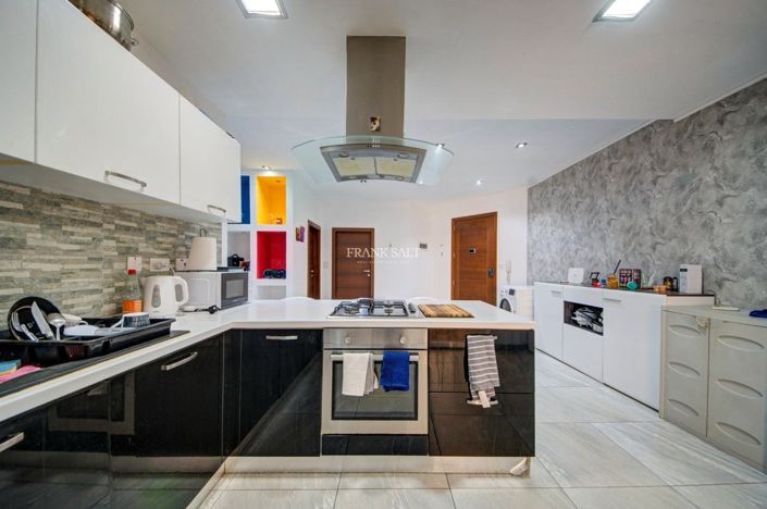 Image No.32-5 Bed Property for sale