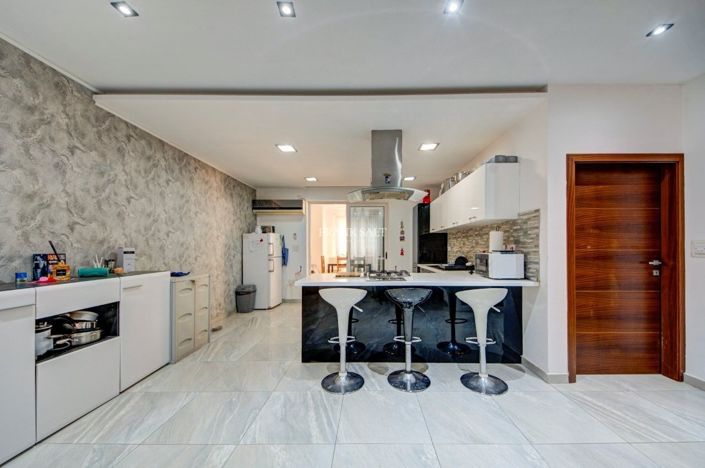 Image No.34-5 Bed Property for sale