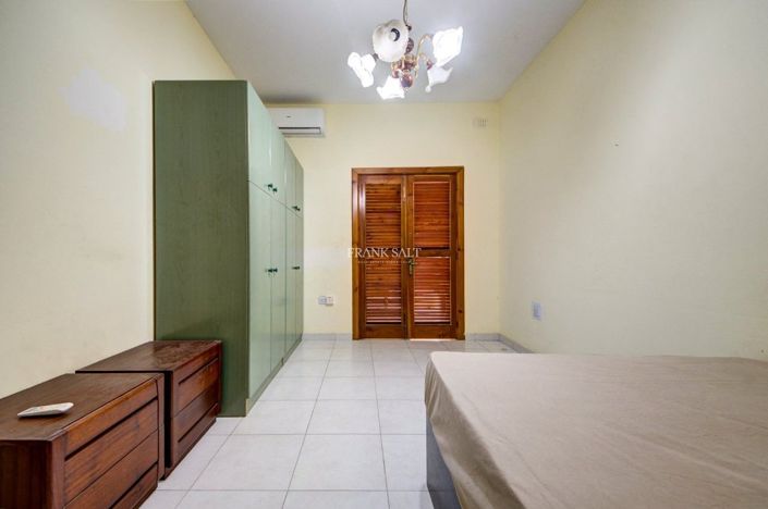 Image No.14-3 Bed Property for sale