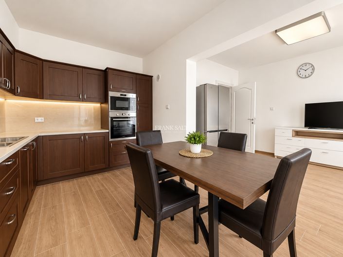 Image No.2-Propriété de 6 chambres à vendre à Swieqi