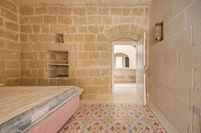 Image No.18-4 Bed Property for sale