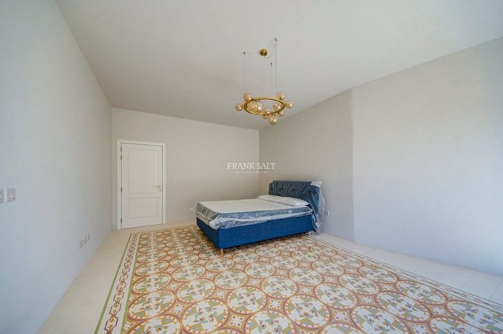 Image No.22-4 Bed Property for sale