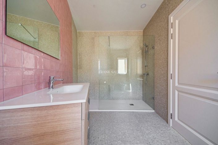 Image No.29-4 Bed Property for sale