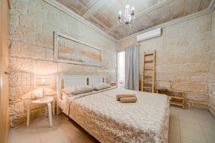 Image No.32-2 Bed Property for sale