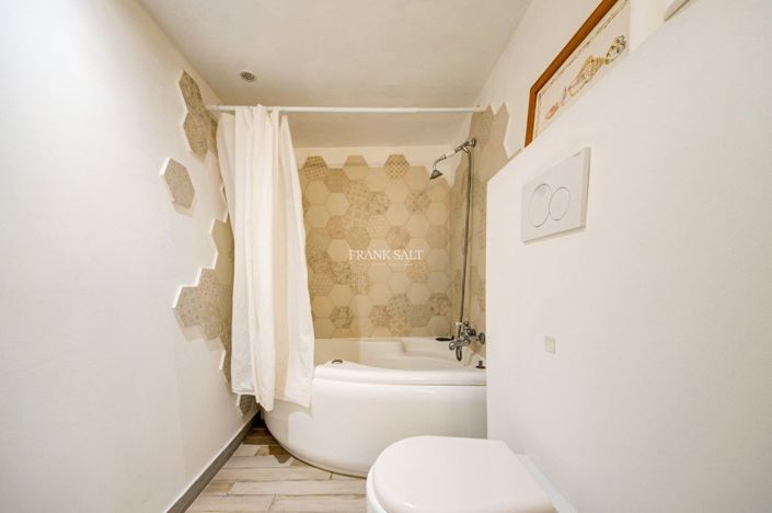 Image No.37-2 Bed Property for sale