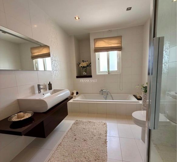 Image No.5-3 Bed Property for sale