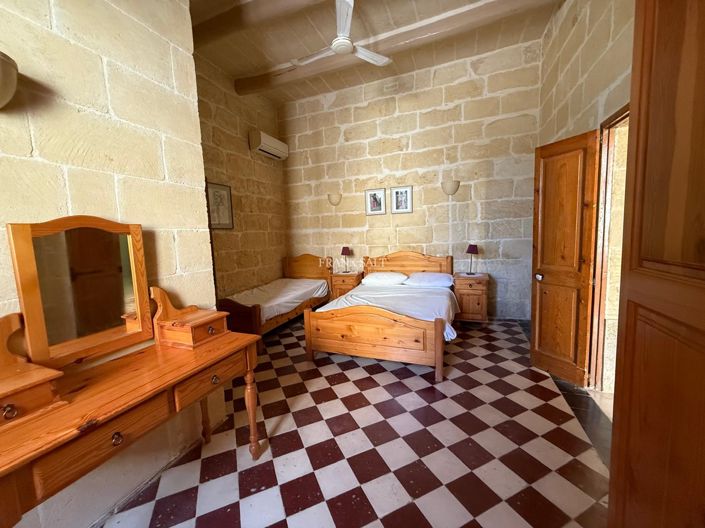 Image No.10-3 Bed Property for sale