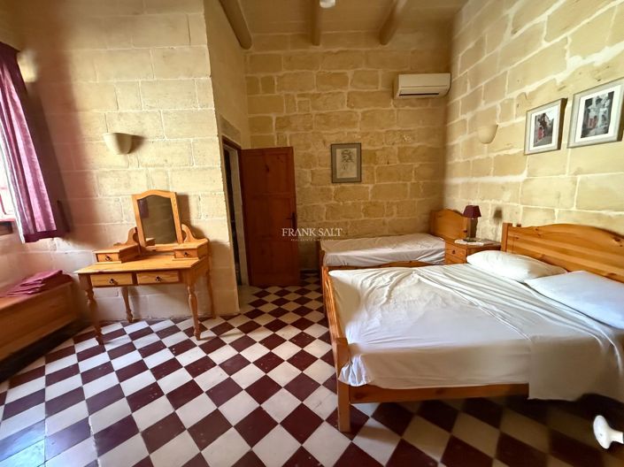 Image No.11-3 Bed Property for sale