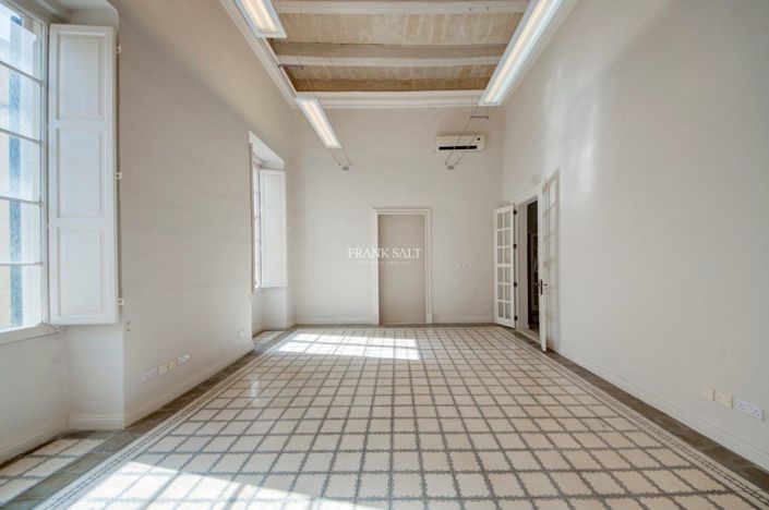 Image No.10-4 Bed Property for sale