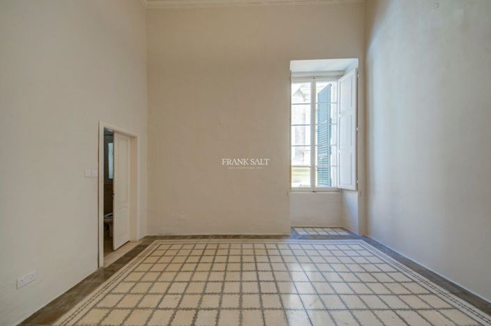 Image No.12-4 Bed Property for sale
