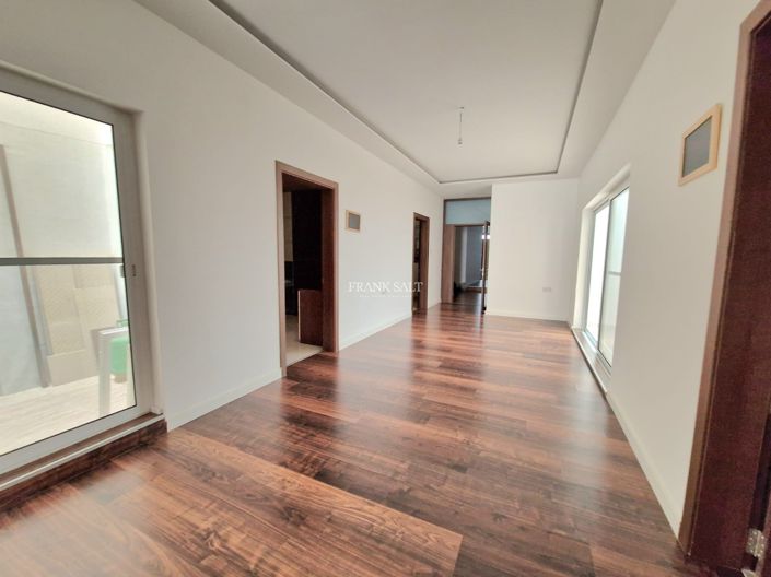 Image No.5-3 Bed Property for sale