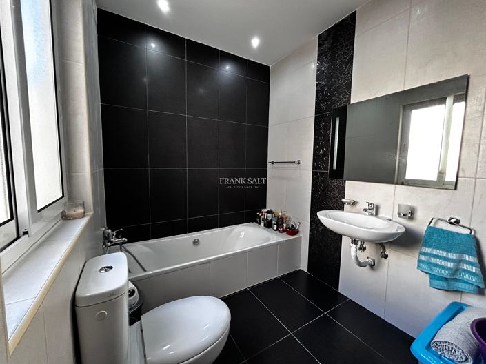 Image No.12-3 Bed Property for sale