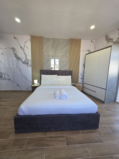 Image No.5-5 Bed Property for sale