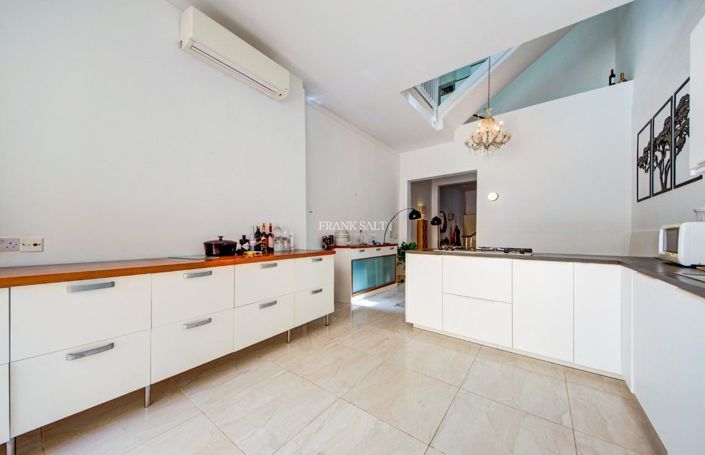 Image No.4-4 Bed Property for sale