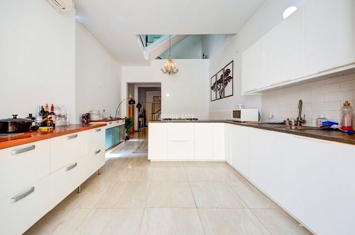 Image No.5-4 Bed Property for sale