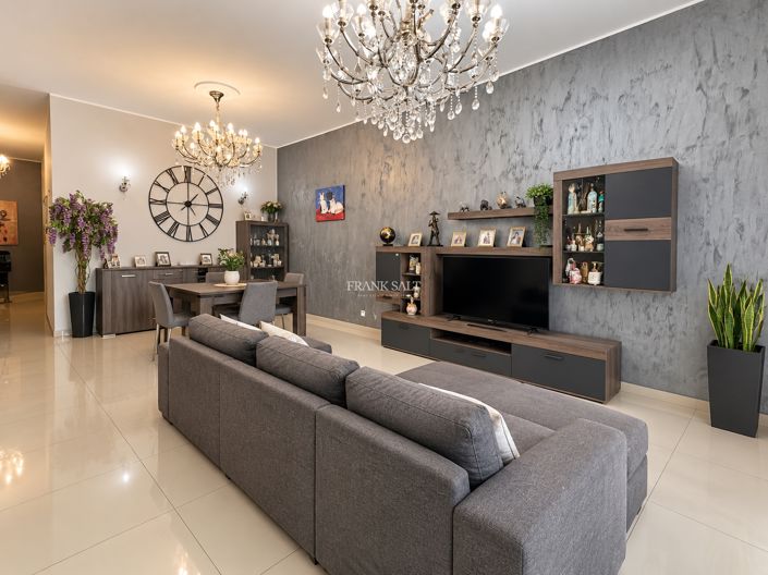 Image No.3-3 Bed Property for sale