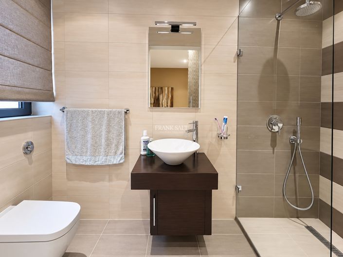 Image No.12-3 Bed Property for sale