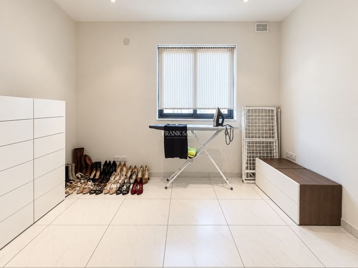 Image No.13-3 Bed Property for sale