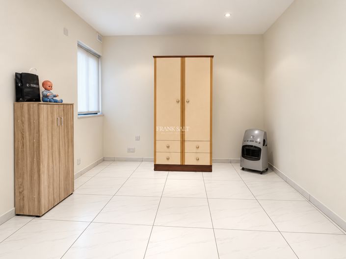 Image No.8-3 Bed Property for sale