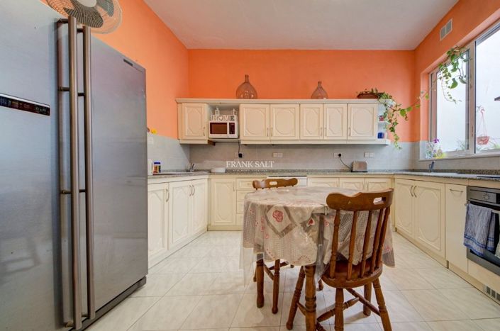 Image No.16-3 Bed Property for sale