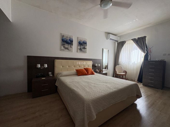 Image No.11-5 Bed Property for sale