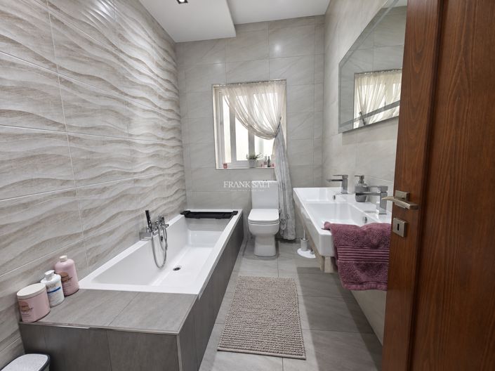 Image No.2-3 Bed Property for sale