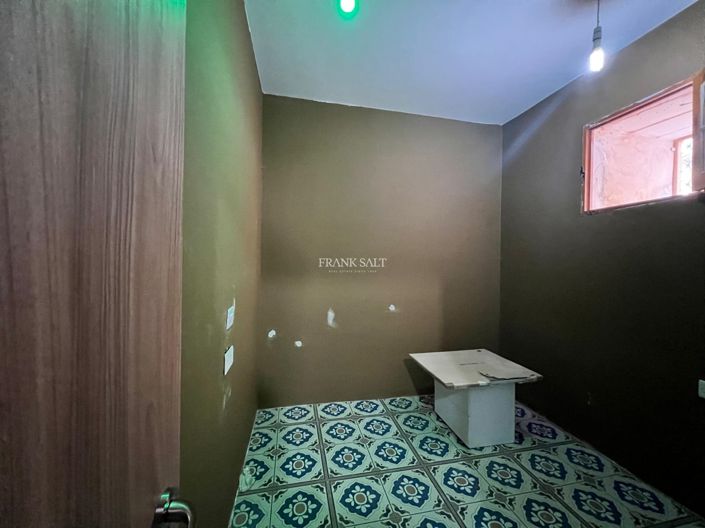 Image No.10-1 Bed Property for sale