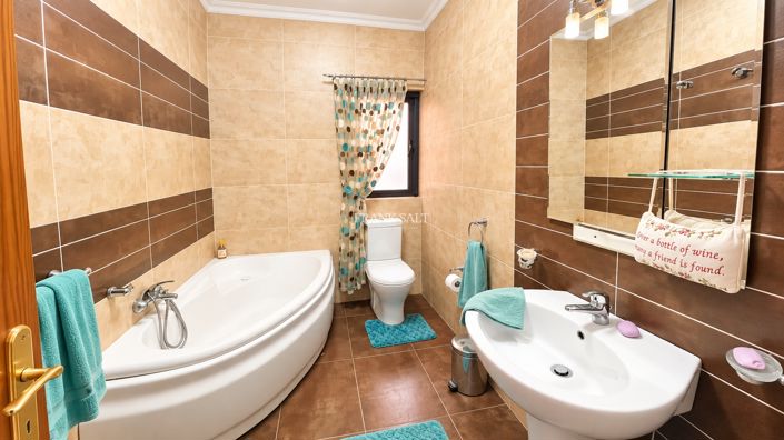 Image No.3-3 Bed Property for sale