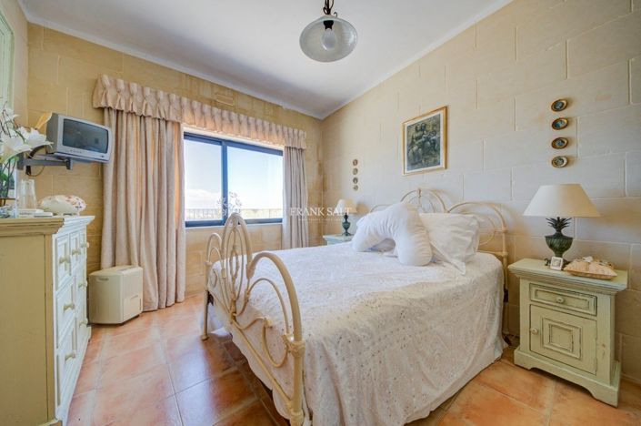 Image No.17-3 Bed Property for sale
