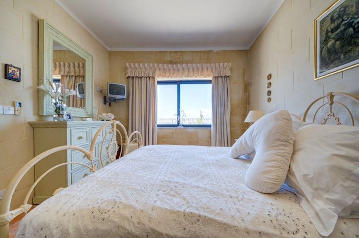 Image No.18-3 Bed Property for sale