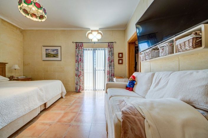 Image No.19-3 Bed Property for sale