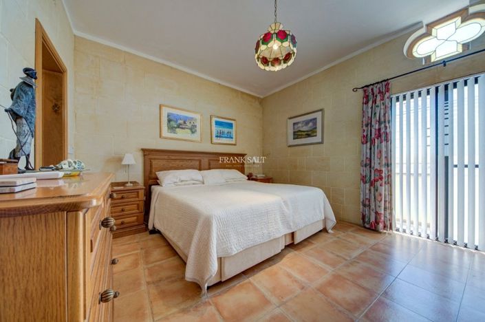 Image No.20-3 Bed Property for sale