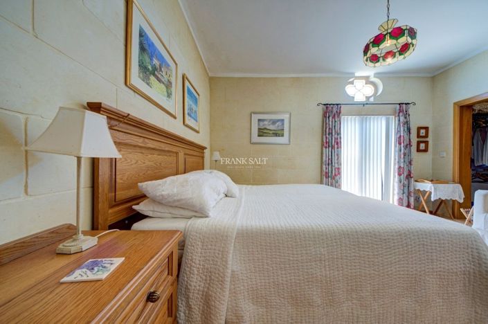 Image No.21-3 Bed Property for sale