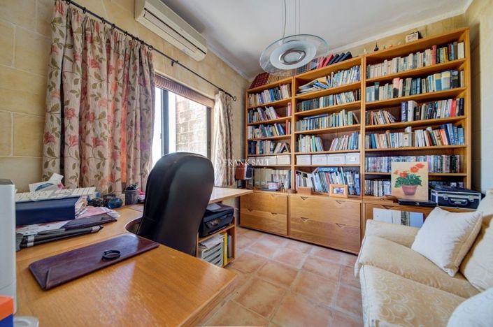 Image No.29-3 Bed Property for sale