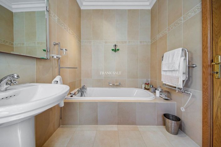 Image No.35-3 Bed Property for sale