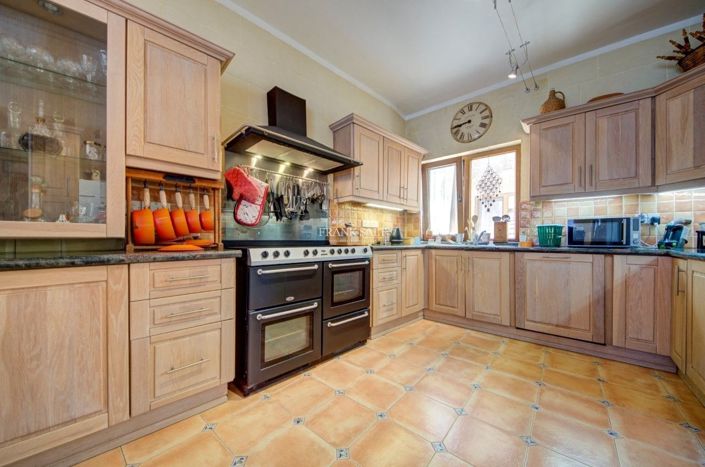 Image No.8-3 Bed Property for sale