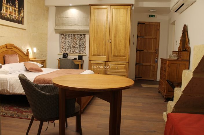 Image No.7-7 Bed Property for sale