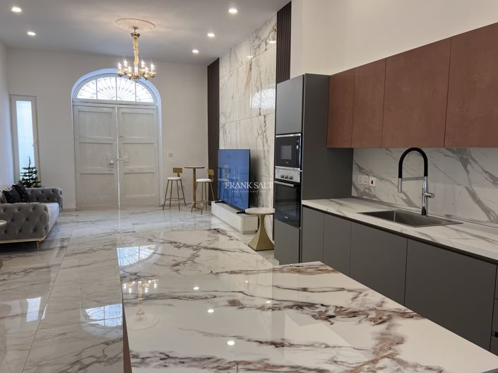 Image No.4-4 Bed Property for sale