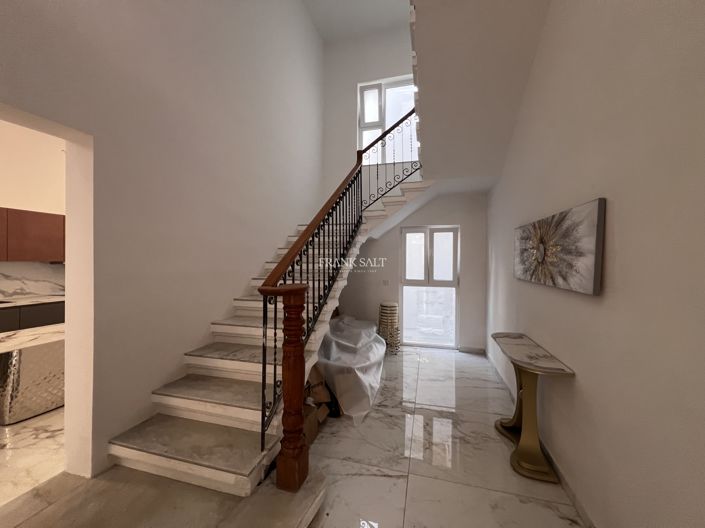 Image No.6-4 Bed Property for sale