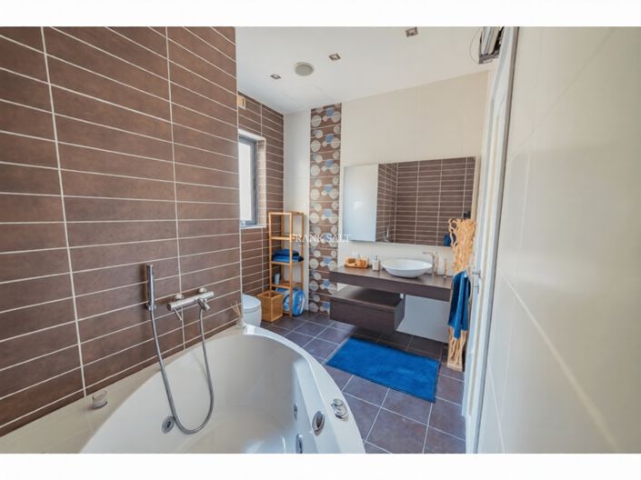 Image No.11-3 Bed Property for sale