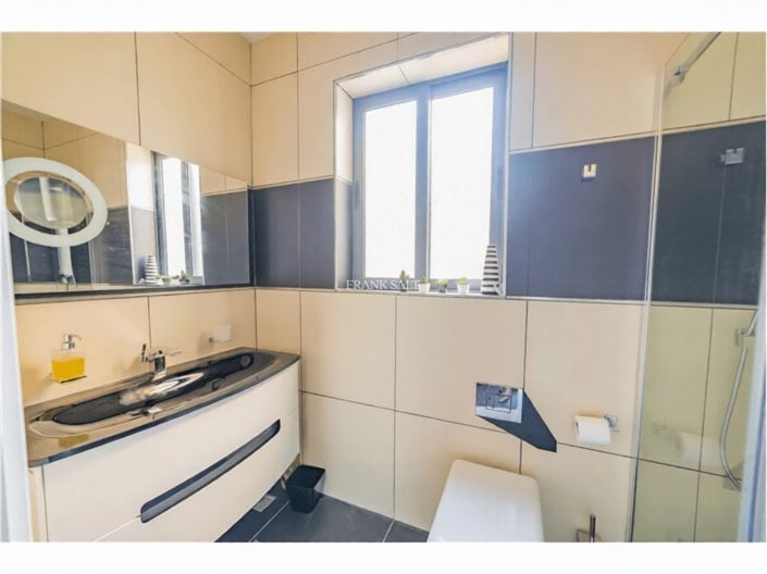 Image No.7-3 Bed Property for sale
